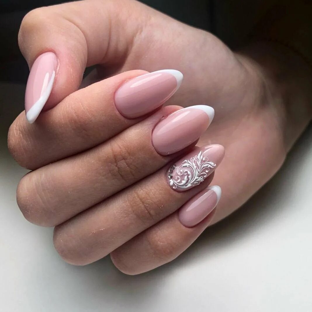 Маникюр френч на миндаль форму ногтей. Идеи маникюра на миндальную форму френч. Френч 2020 миндаль. Маникюр френч на миндалевидных. Маникюр френч на миндалевидных ногтях.