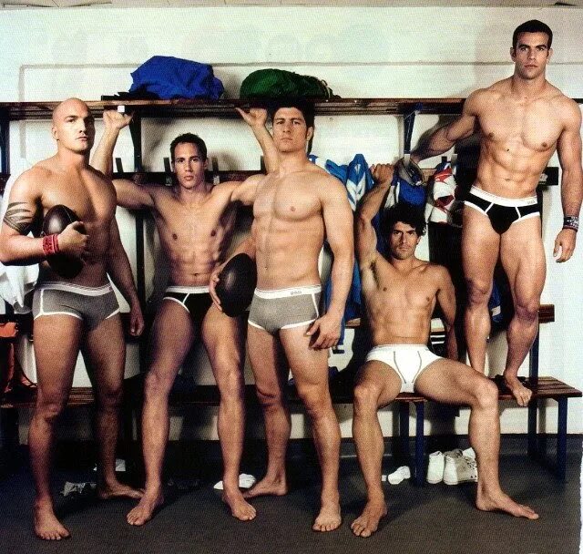 В мужской спортивной раздевалке. Школьники пловцы. Сидит в раздевалке. Спортивная девушка в раздевалке. Спортивные парни в раздевалке.