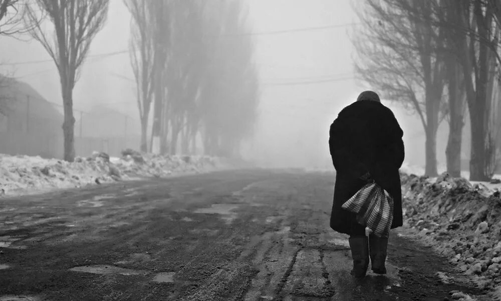 старушка идет по дороге. старик и море. старик уходящий. старики в осеннем парке. путник на дороге.