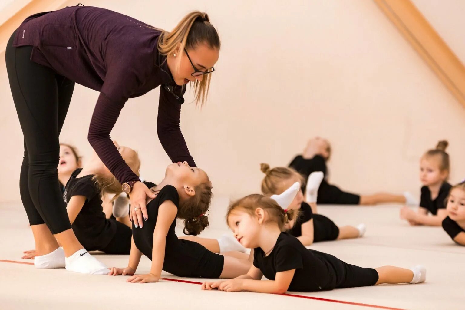 Физическая культура. Спортивные занятия. Обучение физкультуре. Дети на физкультуре. Занятие физкультурой.