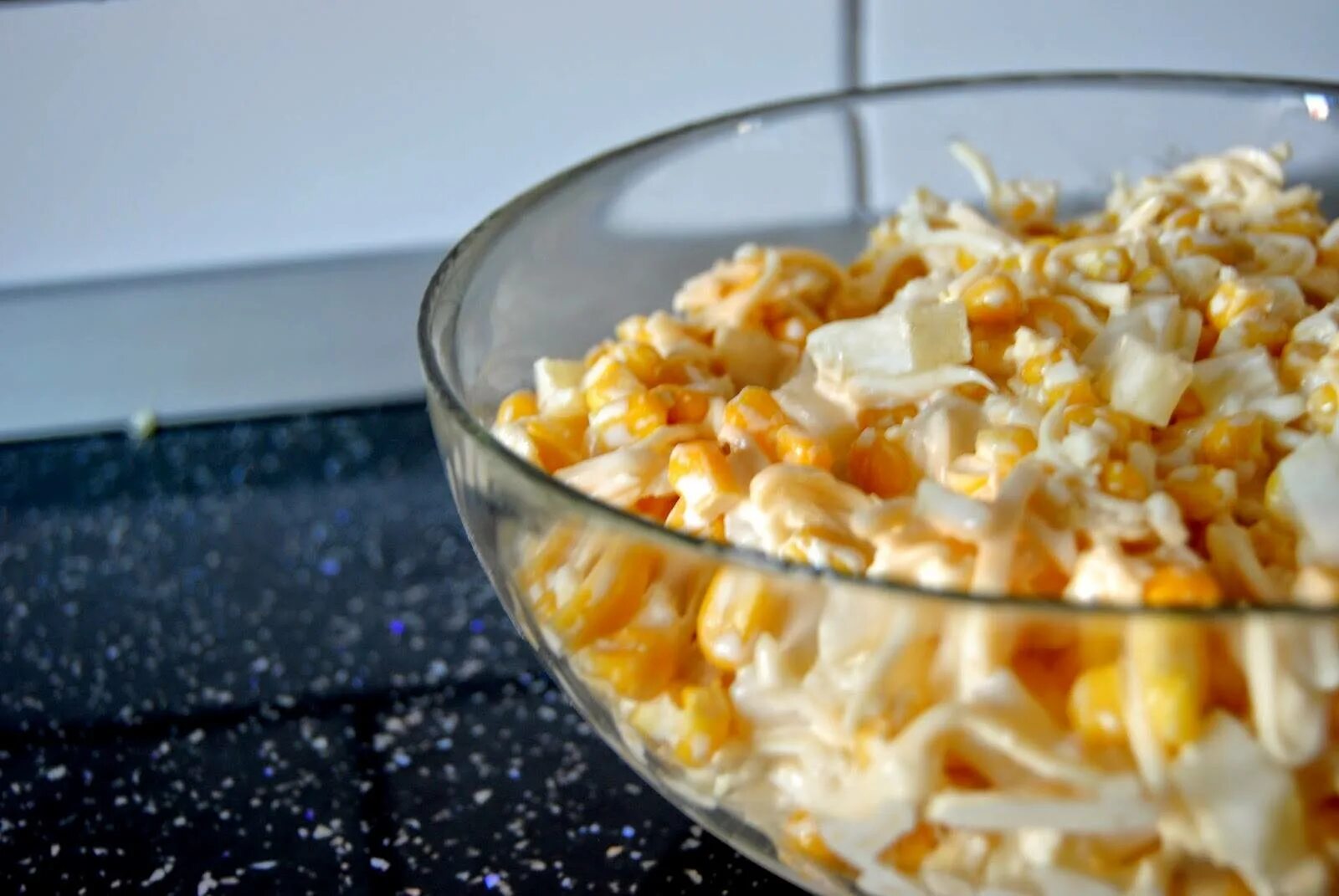 Салат с ананасом и чесноком. Салат с курицей и ананасами классический. Салат с консервированными ананасами. Салат с консерв ананасом
