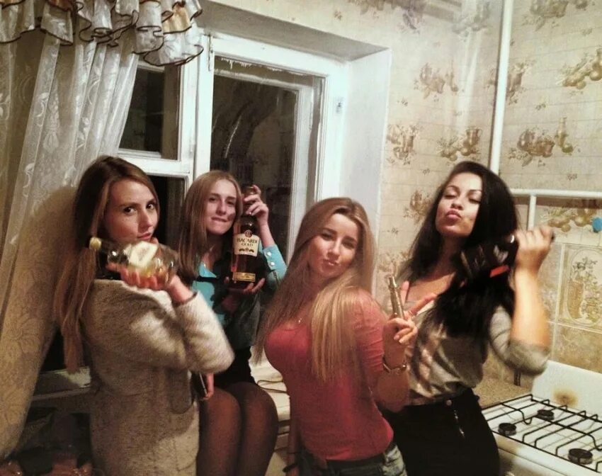 Сара рафферти ножки. Девушка на квартире 18. Анастасия щеглова модель на кровати. Девушки на вызов. Вечеринка в квартире.