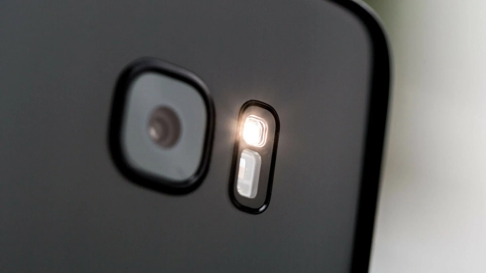 Выключить фонарь на телефоне. Приложение фонарик для java телефона. Заклятия чтоб включить фонарик. Как включить фонарик на камере. Фонарик samsung galaxy a12.