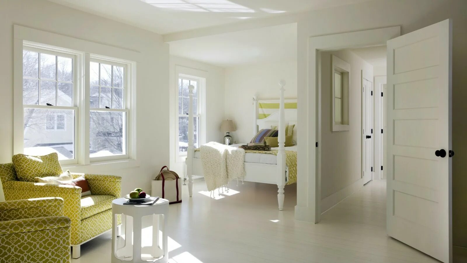 Дизайн квартиры с дверями. Белая мебель в интерьере. Белые двери в интерьере. Белый цвет в интерьере. Светлые двери в интерьере.