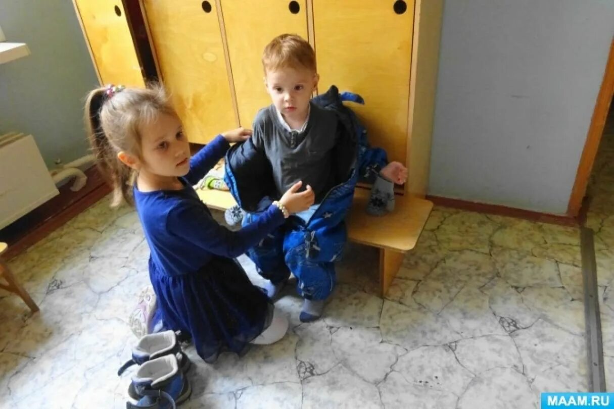 Младший брат учит старшего