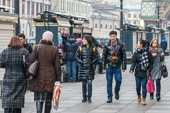 Жители разных городов. Приезжие туристы. Приезжие в Петербурге. Туристы в Санкт-Петербурге. Приезжая в петербург меня восхищает архитектура