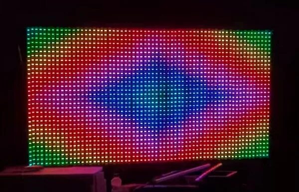 Ровно был экран. Involight led screen55. Светодиодный экран. Светодиодный графический экран. Видеоэкран из светодиодных лент.