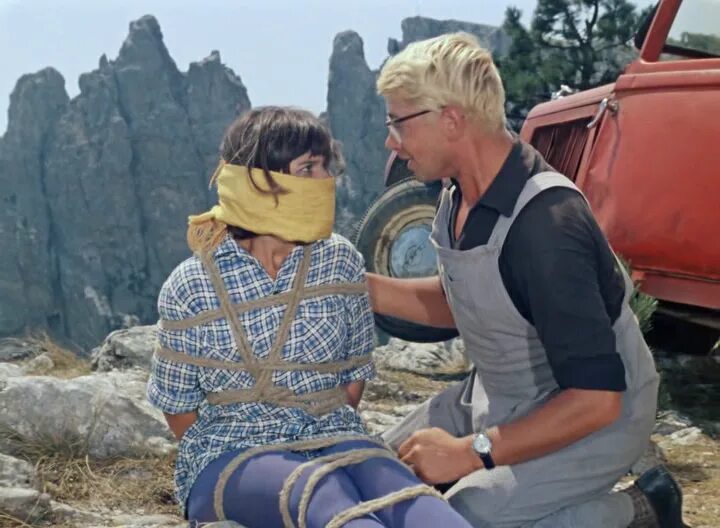 Маленькая пленница зимнего. Саахов в кавказской пленнице. Маленькая пленница зимнего. Кавказская пленница 1966. Кавказская пленница ути ути ути.