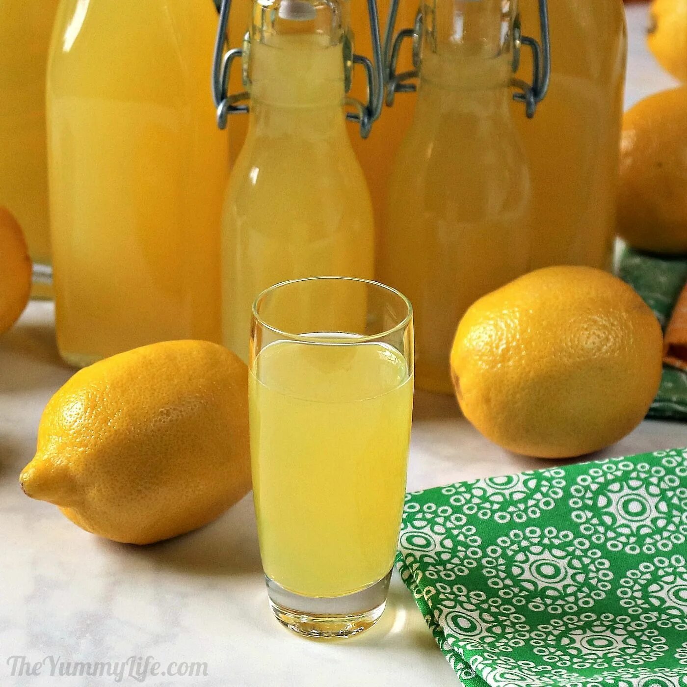 Лимончелло это. Наливка лимончелло. лимончелло безалкогольный. limoncello лимонад. коктейль лимончелло лимон.