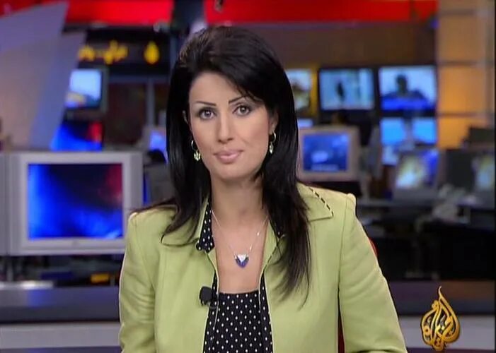 Вести ала. Аль Джазира телеведущая ливанка. Ведущие канала Аль Джазира. Телеканал Аль Джазира. Диктор канала Аль Джазира.