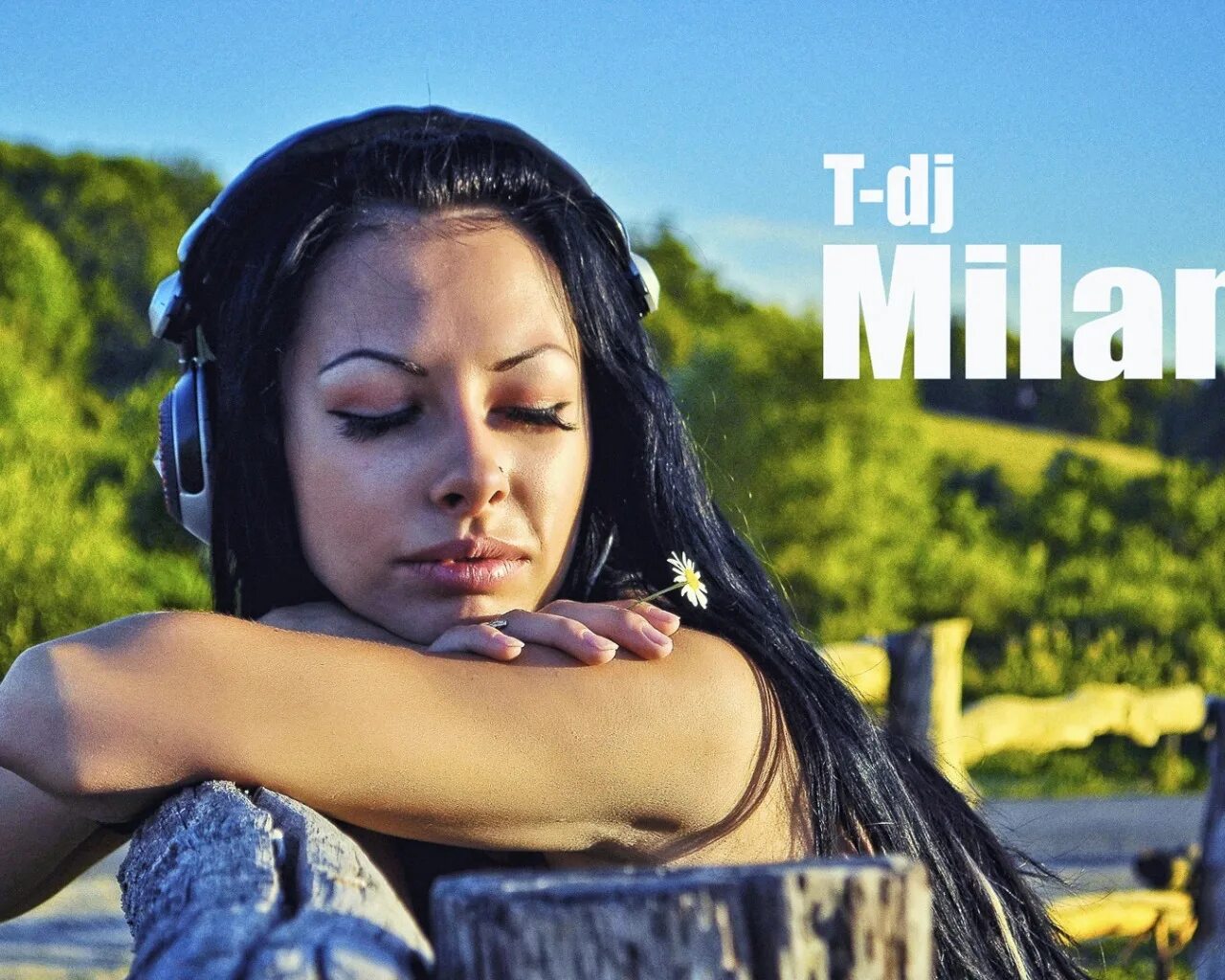 Ай девушка ай девушка скажи. Дж милана. dj milana юлия милана. девушка в наушниках. dj милана топлесс.