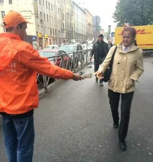 Раздача листовок у метро