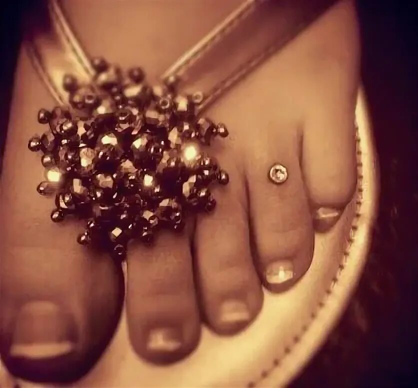 Petr feet. Кэролайн пирс гильотина. Pierced feet. Тату овен для девушек. Украшения для пальцев ног.