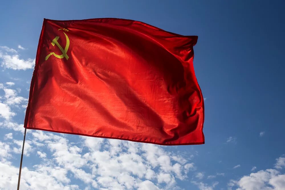 Красная ткань. Знамя на ветру. Флаг россии, 60 х 90 см, полиэфирный шёлк 261022. Флаг красный. Полотнище.