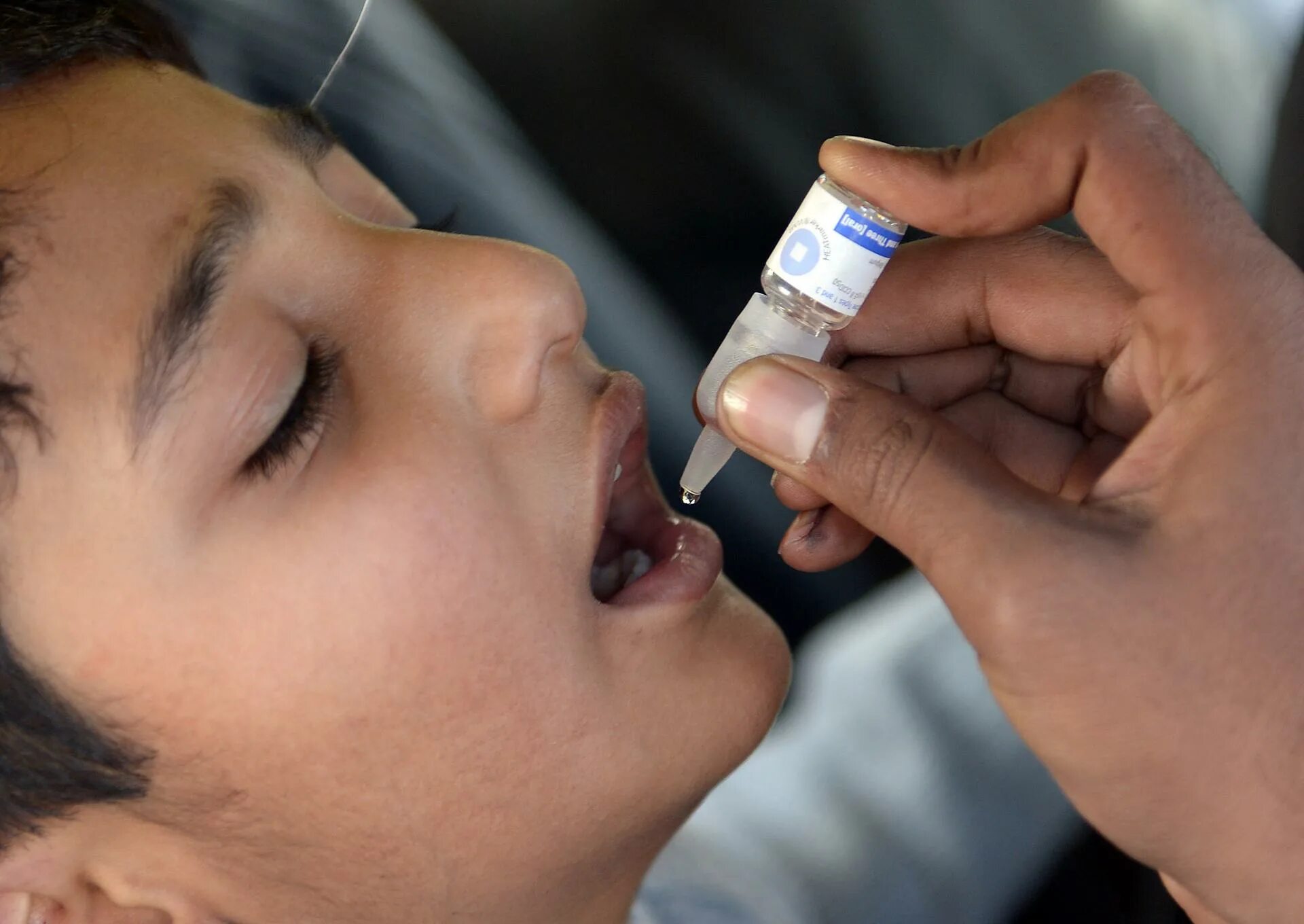 Капли от полиомиелита детям видео.