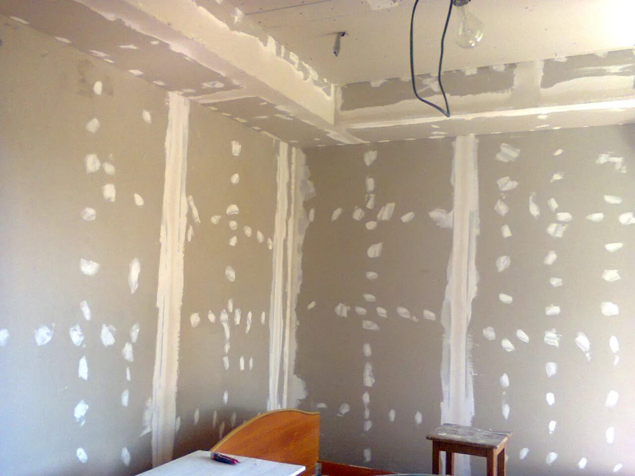 Под шпаклевка стен цены. Шпаклевка квартир. Шпатлевание гипсокартонных стен под покраску. Шпаклевка стен в квартире. Штукатурка гипсокартонных стен.