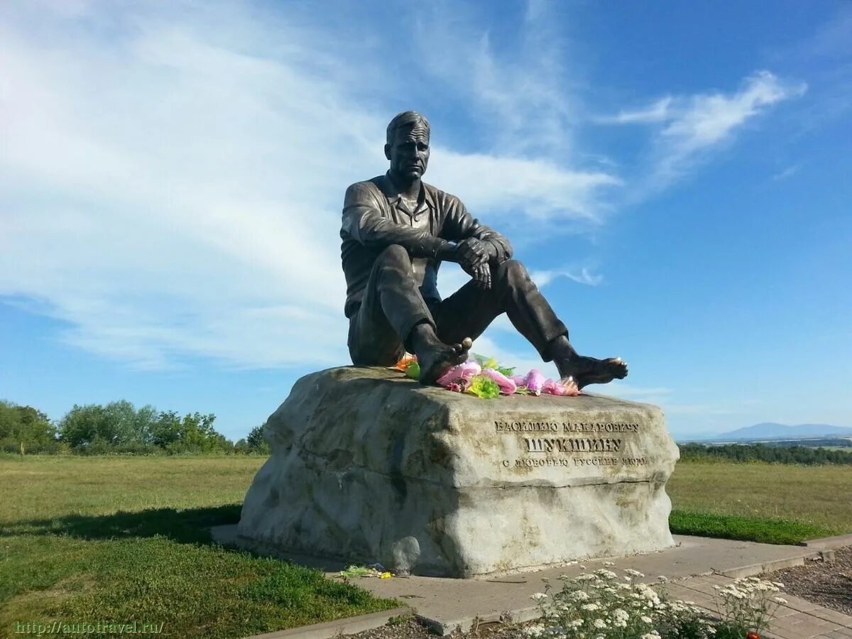 Памятник Шукшину в Сростках. Гора пикет Алтайский край памятник Шукшину. Сростках Алтайского края гора пикет. Памятник Василию Макаровичу Шукшину Барнаул. Сростки погода бийского алтайского края