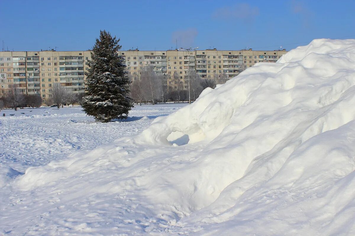 Снежков город. Большая гора снега. Горы снега в городе. Гора из снега. Огромная гора из снега.