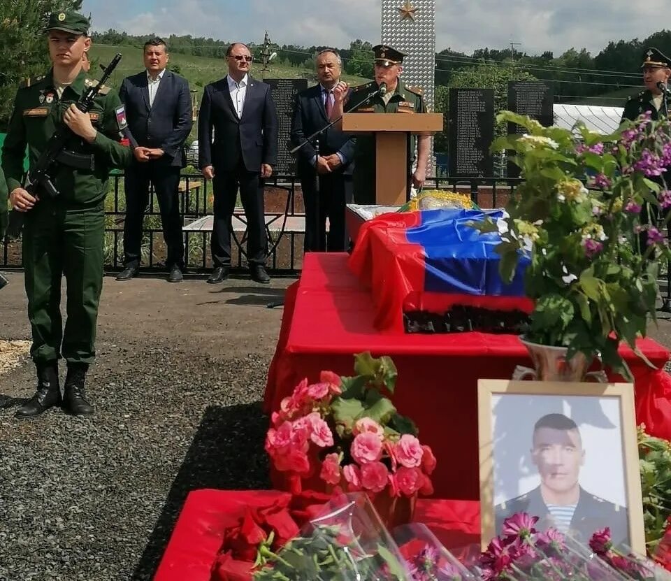 Родителям погибшего военнослужащего на украине. Похороны военнослужащего погибшего на Украине. Похороны российских солдат.