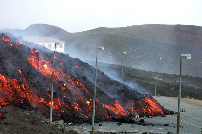 Последствия вулкана. Лава вулкана Этна. Извержение вулкана Этна последствия. Извержение вулкана Этна 2002. Извержение вулкана Этна 2013.