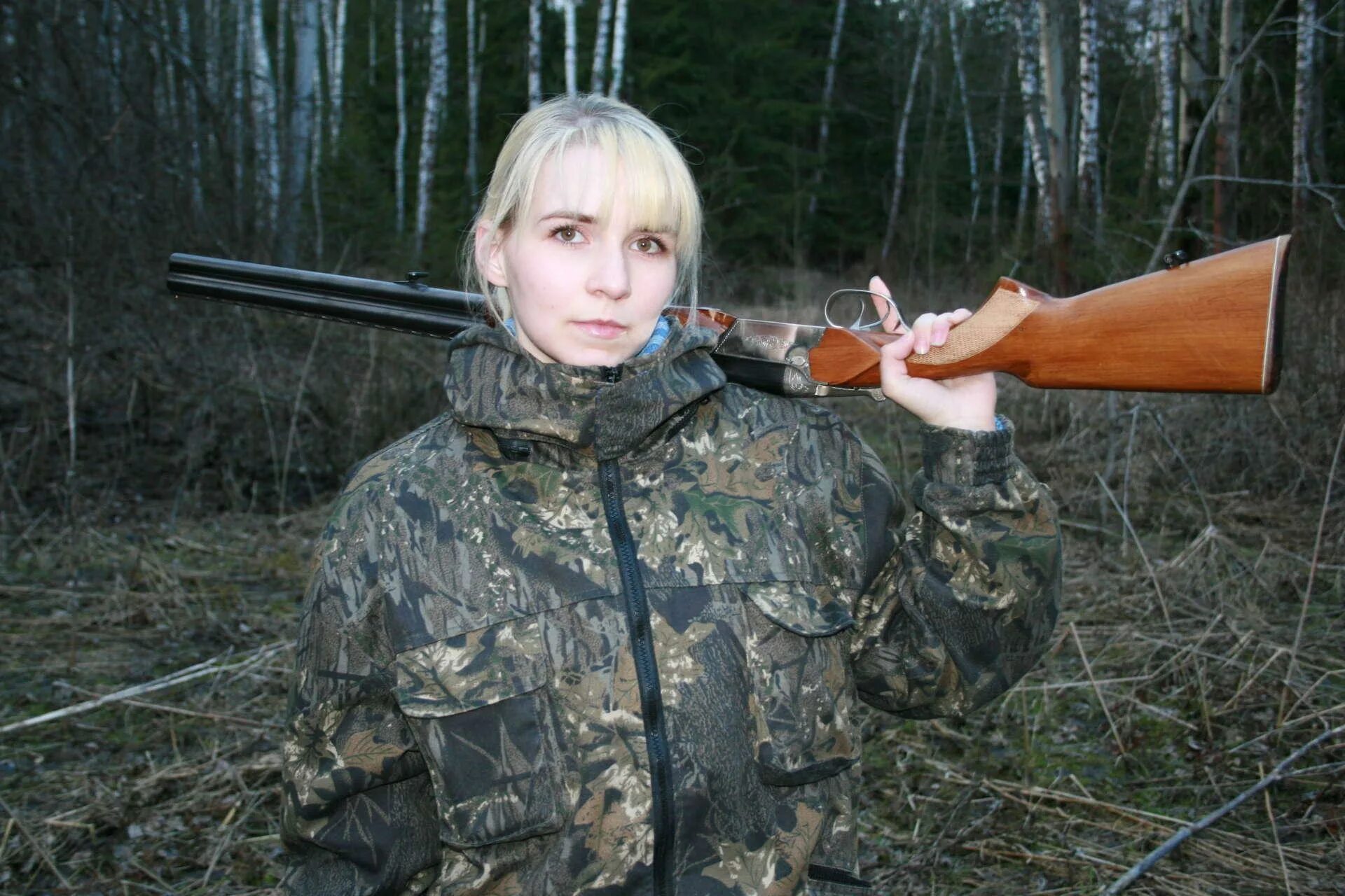 Охотился за девочками. Женщина с ружьем. Женщины на охоте. Девушка охотник. Девушка на охоте с ружьём.