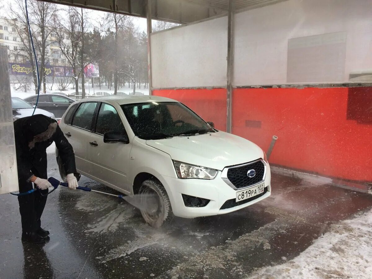 Можно мыть машину в морозы. Мойка автомобиля зима. Автомойка зимой. Машина зима автомойка. Мытье машины зимой.