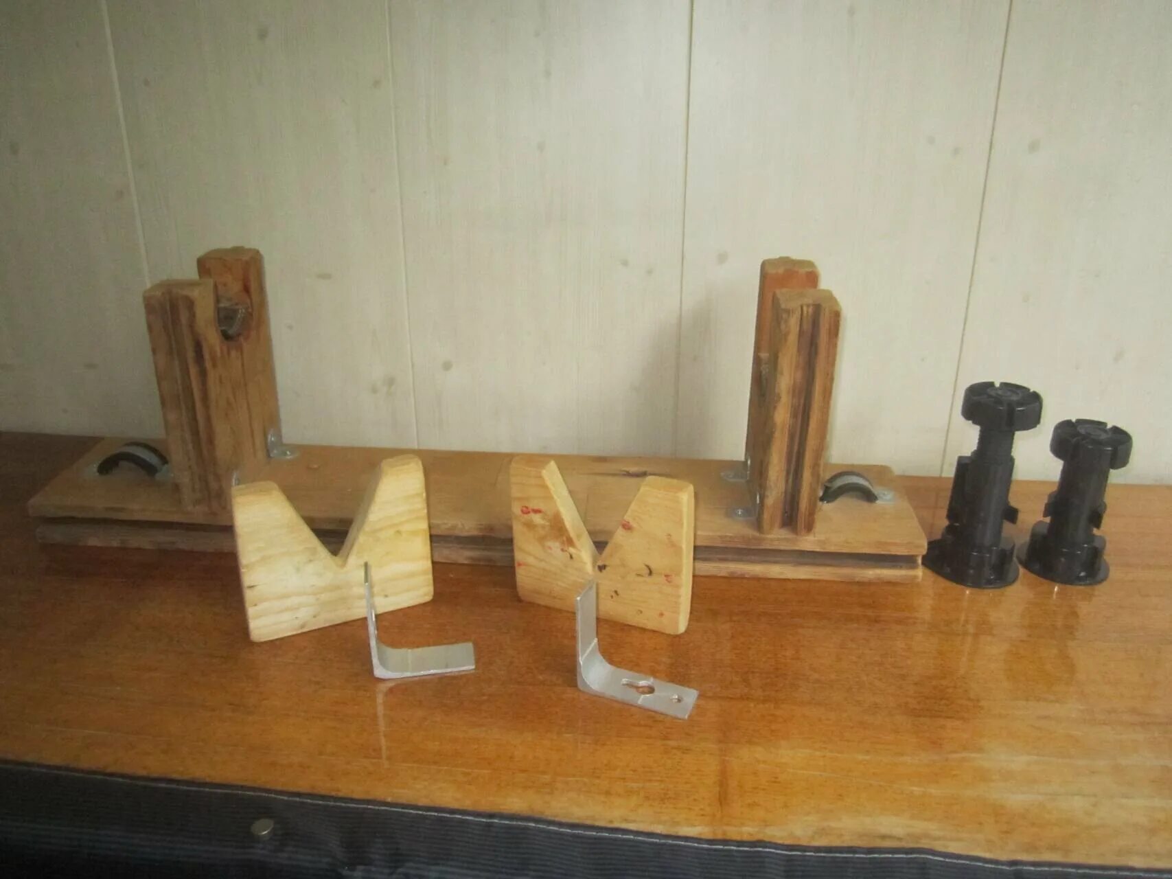 Кактус эскиз минимализм. Подъем на дерево на петлях. Крепление качелей к дереву. Дверные петли из дерева. Дерево временной петли.