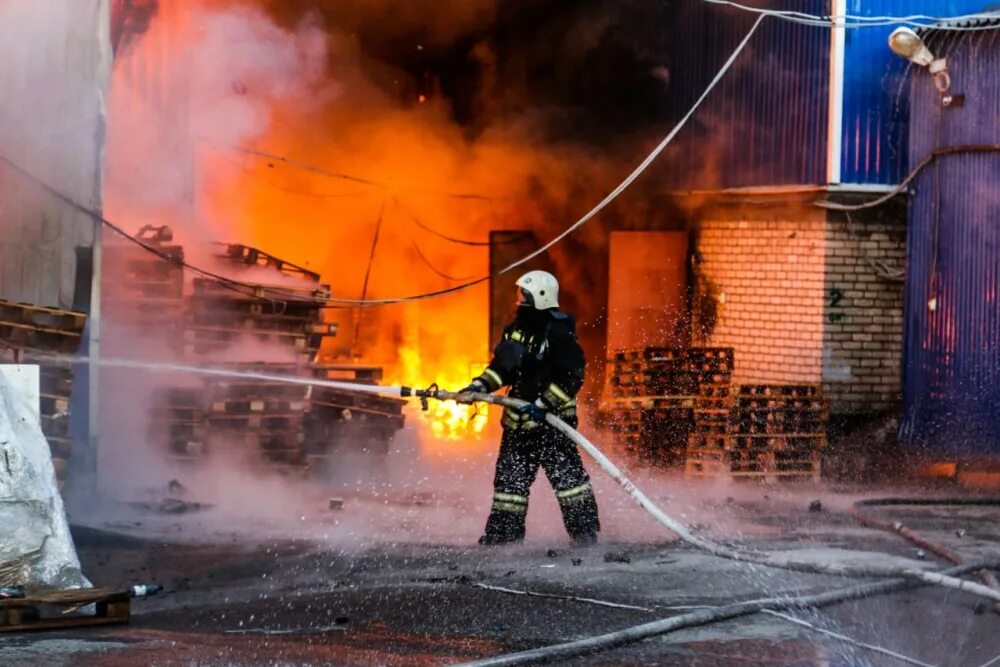 Пожар семь ветров Волгоград. Пожар в Урюпинске. Пожарные тушат пожар. Урюпинский рынок пожар. Пенсия сгорела