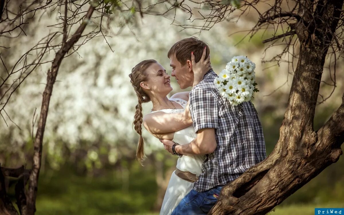 Лов лете. Лав стори фотосессия на природе весной. Лавстори идеи. Фотосессия в стиле лав стори. Фотосессия лавстори на природе.