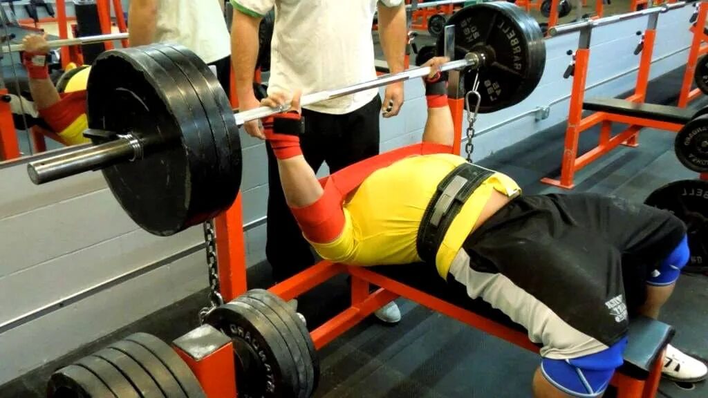 Жим лежа с резиной. Пауэрлифтинг белоконь. Пауэрлифтинг. Дэниел белл пауэрлифтинг. Пауэрлифтинг жим лежа.