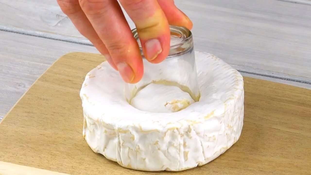 Слоеное тесто с сыром камамбер. Камамбер запеченный в слоеном тесте. Слоеное тесто в стакане. Слоеное тесто и сыр камамбер в духовке.