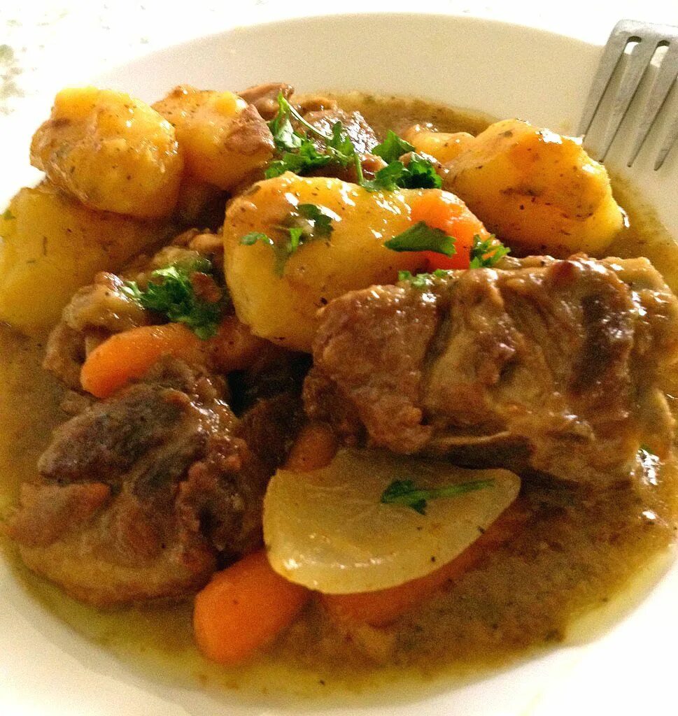 Говядина с картофелем. Картошка с мясом в духовке. Жаркое по домашнему из говядины с картошкой. Говядина с молодой картошкой. Тушёная картошка с мясом.
