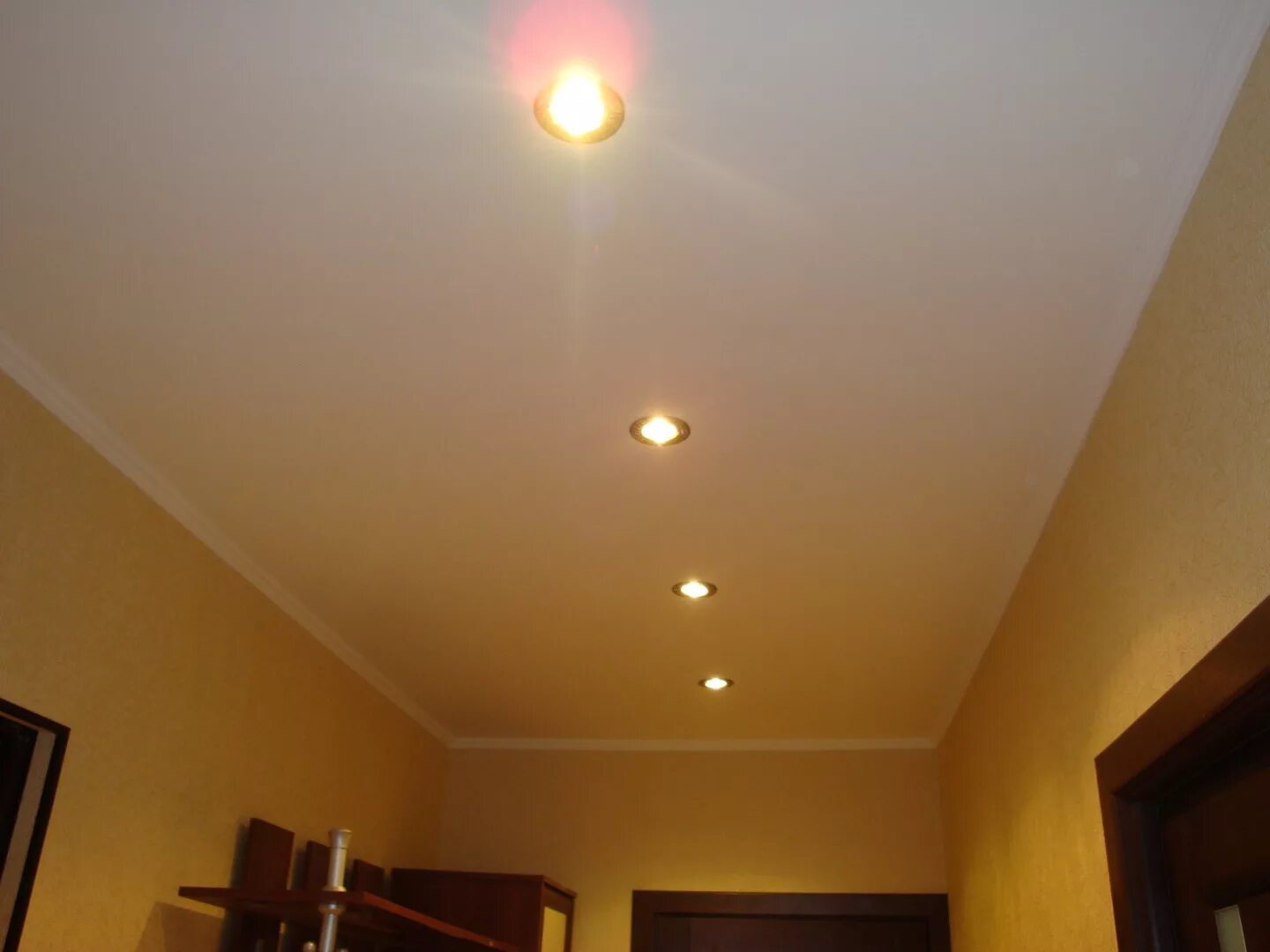 Потолки 37. Точечные светильники для потолков. Расположение светильников на потолке. Расположение светильников на натяжном потолке. Расположение ламп на натяжном потолке.