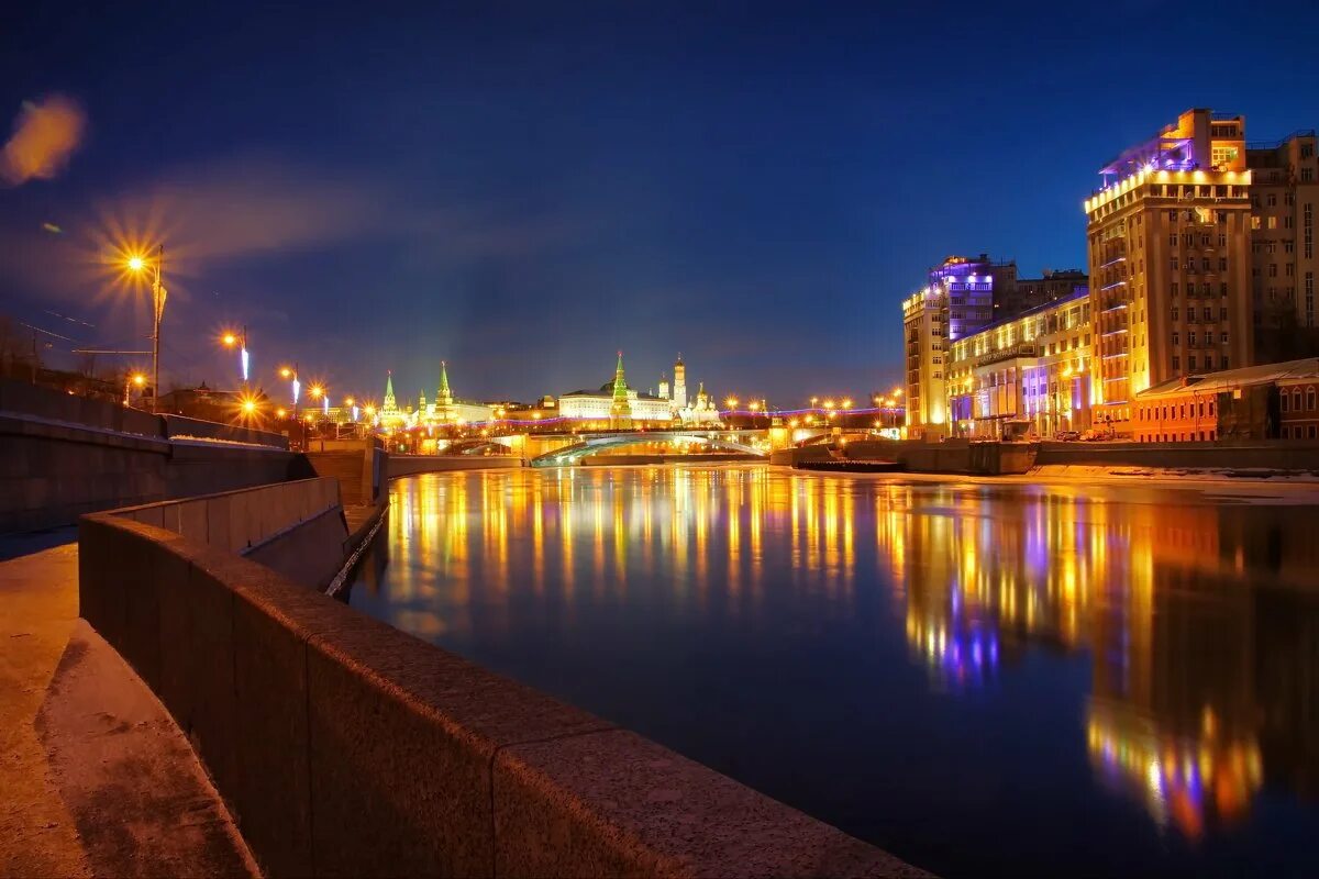 Вечерние фото. Кремль с Пречистенской набережной. The Moskva River набережная. Огни Москвы. М огонь.
