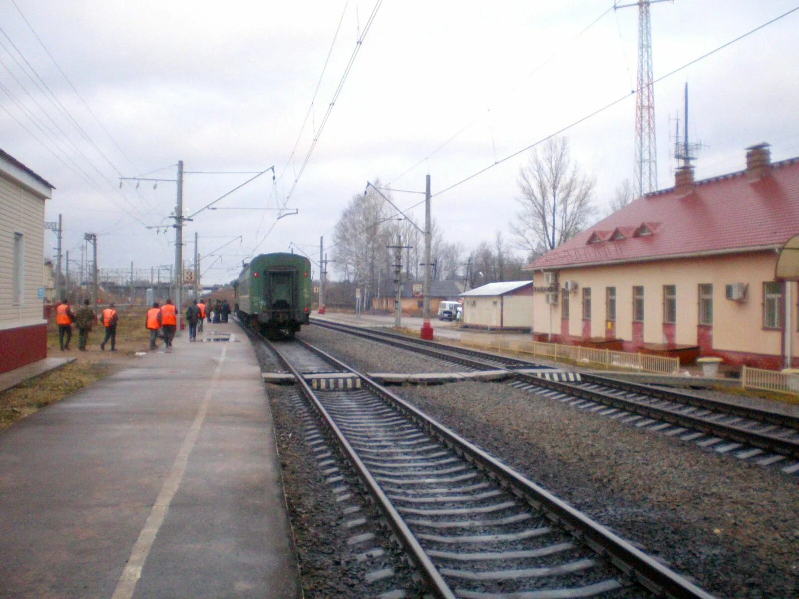 Станция Угловка Новгородская область. Железнодорожная станция Угловка. Угловка станция ЖД. Вокзал в Угловке Новгородской области.