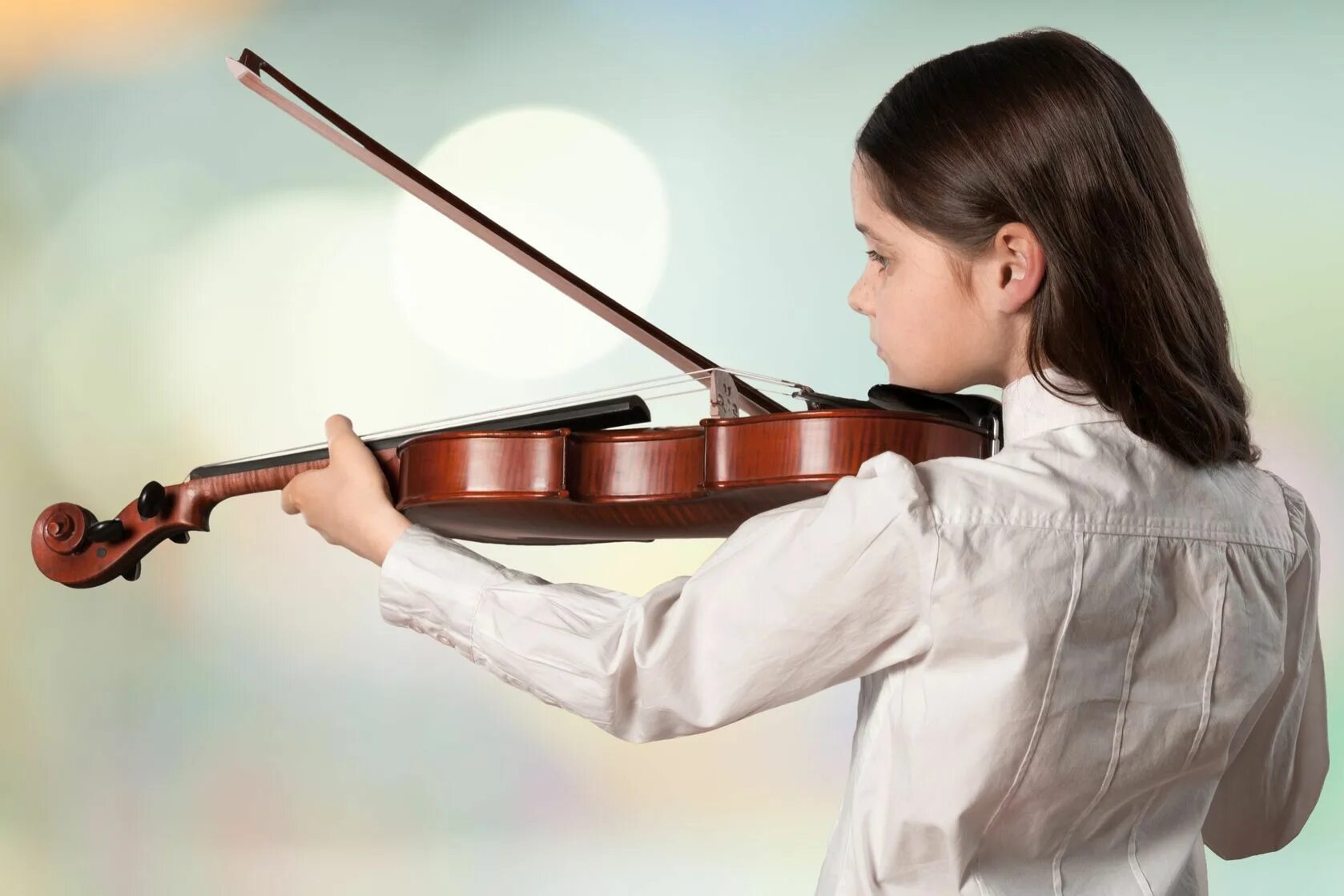 Музыка которую играют на скрипке. Скрипка. Люди играющие на музыкальных инструментах. Музыкальные инструменты для детей. Человек с музыкальным инструментом.