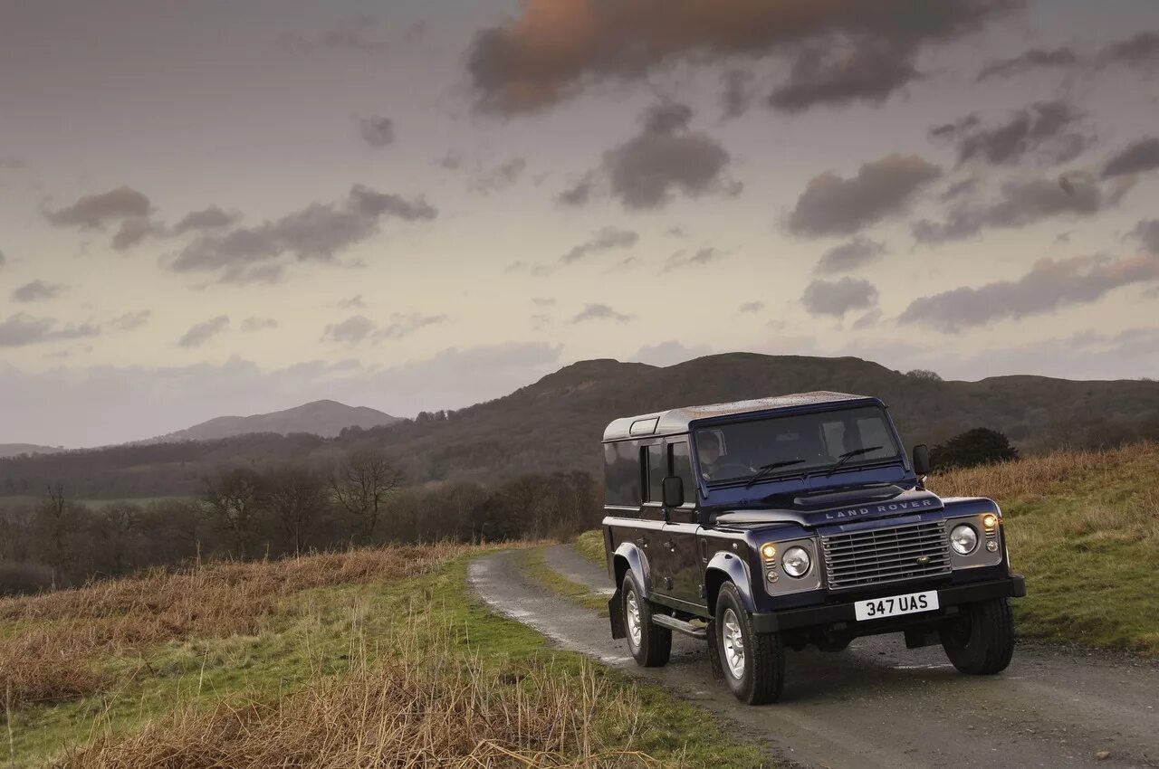 Лэнд Ровер Дефендер 2006. Ленд Ровер Дефендер 100. Land Rover Defender болотный. Defender Land Rover в фильмах. Your defender