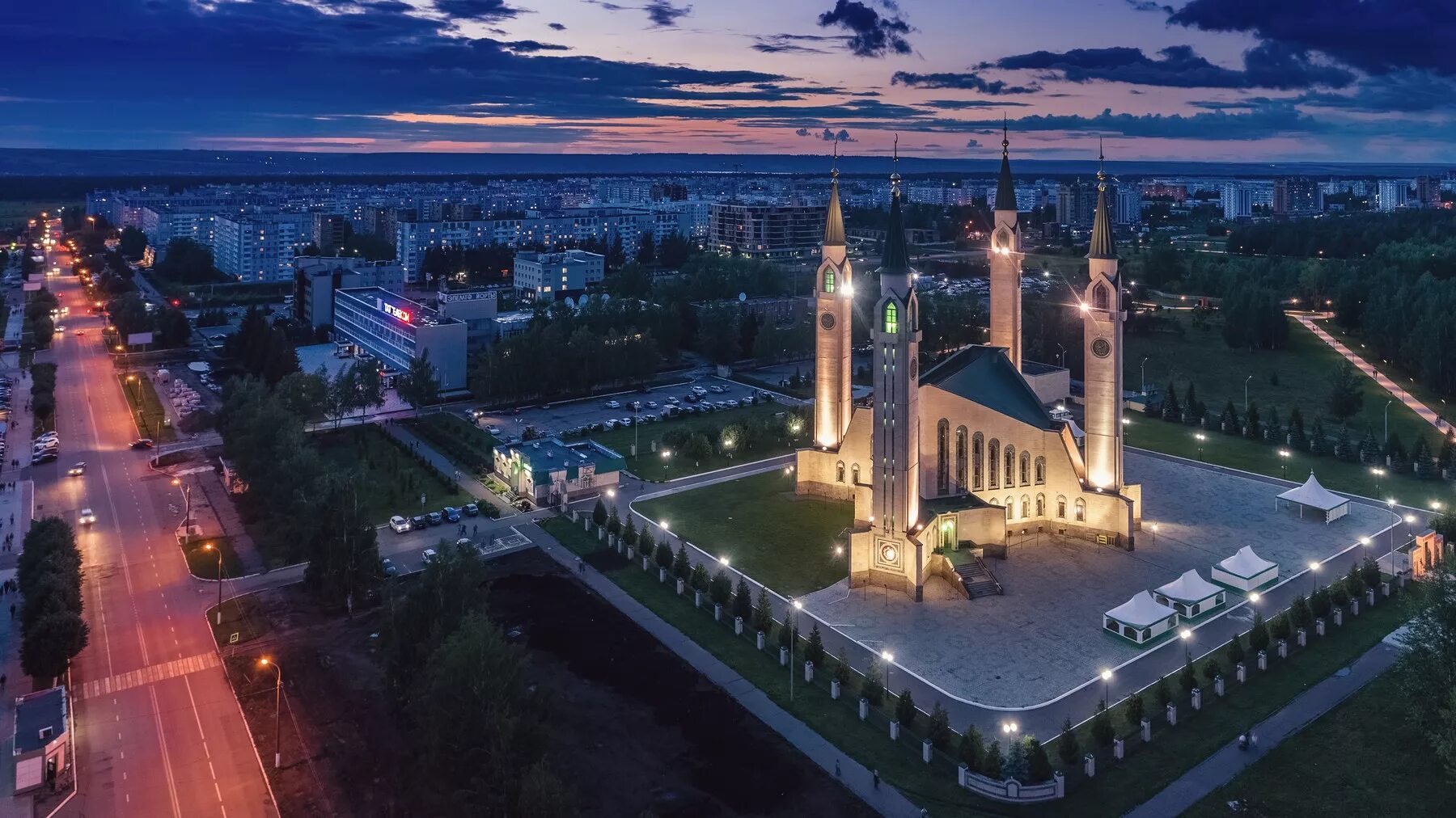 Где город нижнекамск. Соборная мечеть Нижнекамск. Соборная мечеть Джами Нижнекамск. Нижнекамская Соборная мечеть (Татарстан, Нижнекамск). Мечеть Нижнекамск баки Урманче.