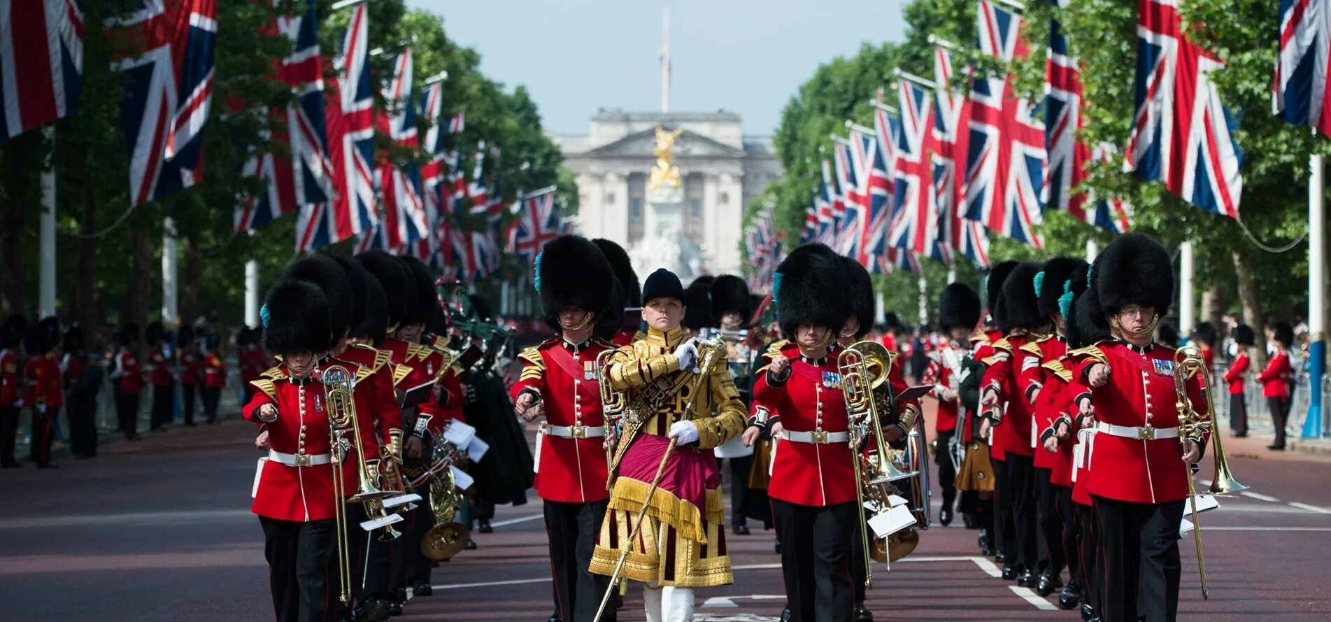 Английские праздники февраль. The Trooping of the Colour в Великобритании. Trooping the Colour праздник. Парад the Trooping the Colour. Парад вынос Знамени Великобритания.