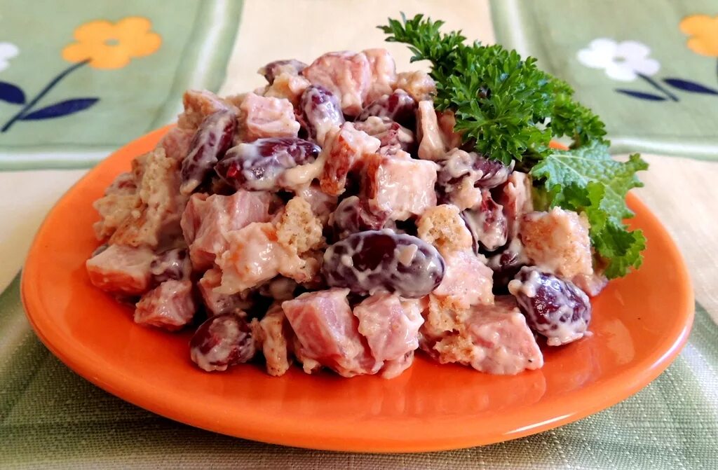 Салат с фасолью консервированной и колбасой морковью. Салат с красной фасолью и сухариками. салат из красной фасоли с сухариками и копченой колбасой. салат с красной фасолью и сухариками и колбасой. салат из красной фасоли с сухариками и сыром.