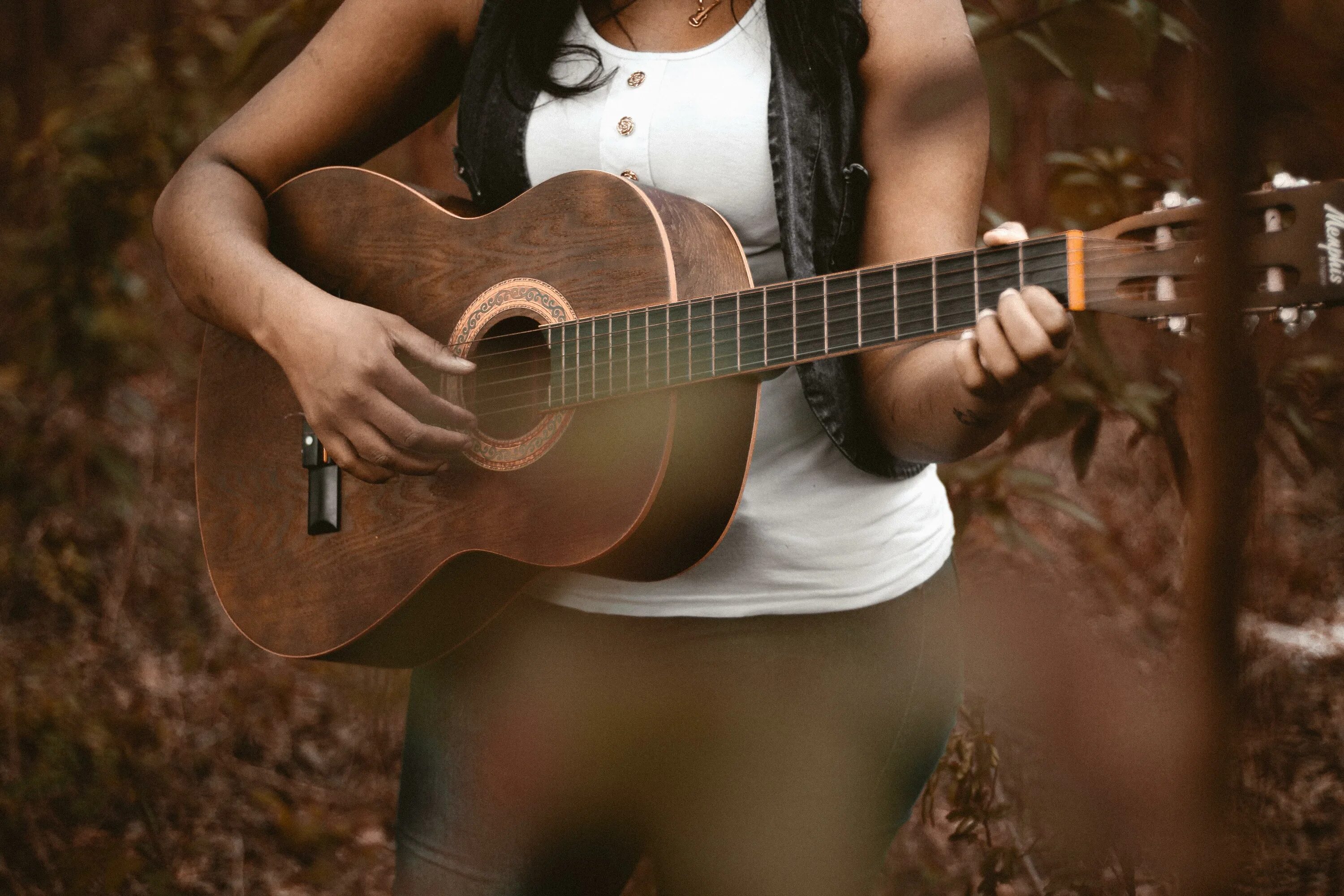 Сыграть на гитаре в траве. Фотосессия с гитарой. Фотосессия с гитарой на природе. Женщина с гитарой. Девушка с электрогитарой.