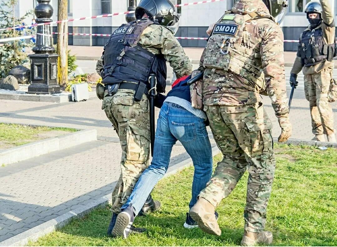 ОМОН Хабаровск. Разгон митинга в Хабаровске ОМОНОМ. Силовой разгон митинга в Хабаровске. Жесткий сценарий.