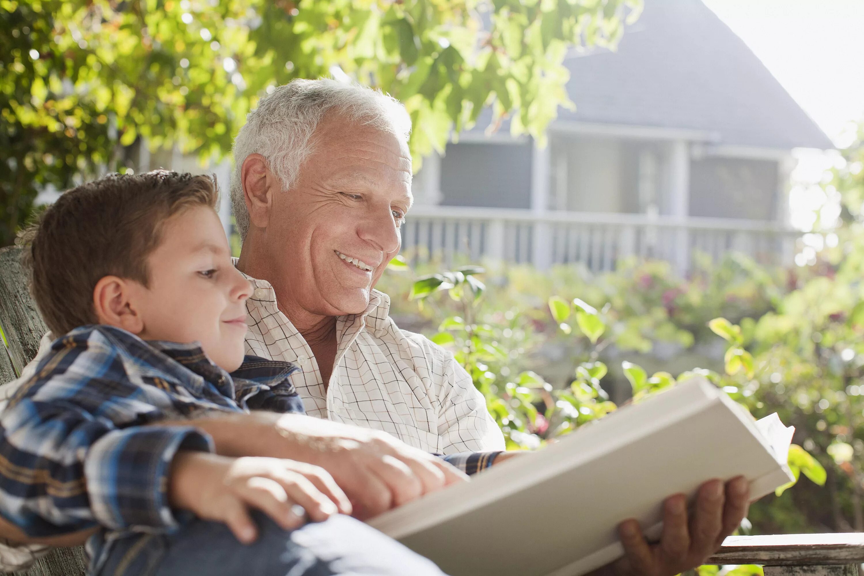 Do your grandparents. Бабушка и дедушка. Дед и внук. Навещать бабушку и дедушку. Посещение бабушек и дедушек.