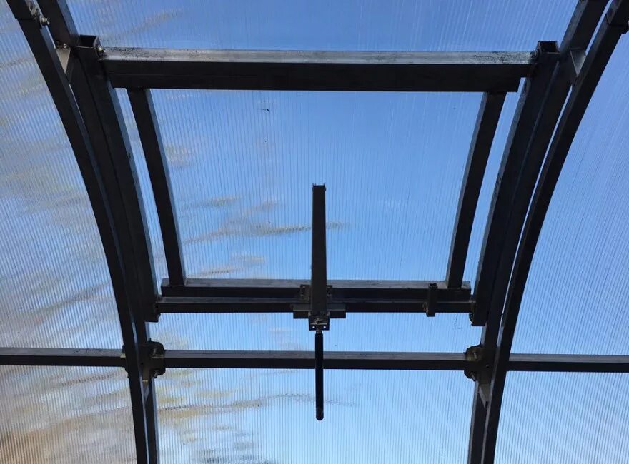 Как сделать форточку в теплице. Каркас теплицы "дачная" 3*6 (2 двери + 2 форточки) оцинк. Электропривод открытия форточки в теплице. Форточкатв теплица термопривод. Автоматическая форточка для теплицы.