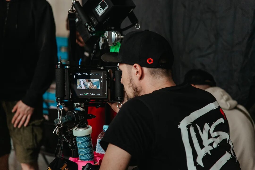 Съемки фильма. Режиссер на сьемке фильма. Кино съемки экшн. Данил козловский духлесс. Кастинг актеров.