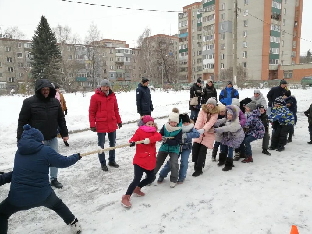 Зимние эстафеты для детей. Соревнования на масленицу. Спортивные конкурсы эстафеты зимой. Зимние эстафеты для детей в помещении. Дети играют зимой.