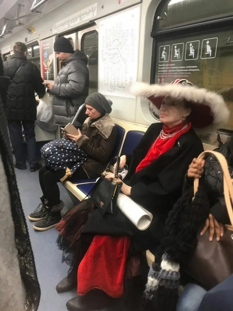 13 апреля метро. Странная ситуация. пассажиры московского метро. странные пассажиры в метро. странные пассажиры в московском метро.