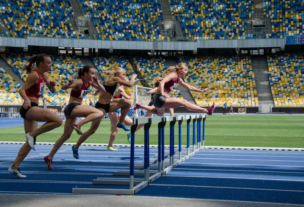 Girl competition. Лёгкая атлетика Королева спорта. Бег с барьерами в легкой атлетике. Бег с препятствиями в легкой атлетике.