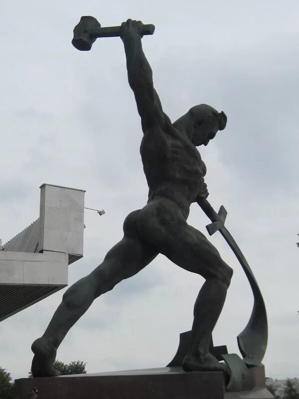 Скульптура вучетича перекуем мечи. С мечом кричит. Кричащий меч star wars. Скульптура вучетича перекуем мечи на орала. Вучетич оон скульптура.