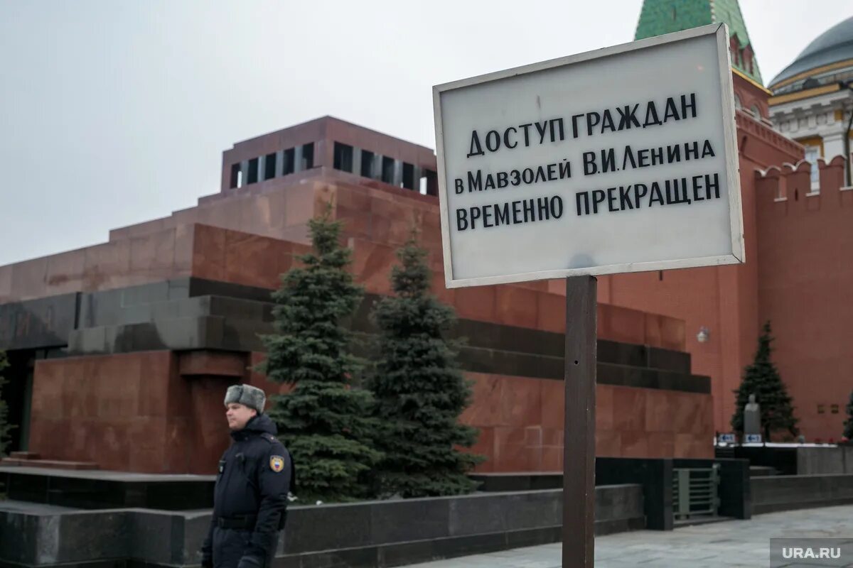 Почему ленин закрыт. Мавзолей в. Мавзолей ленина задрапирован 2020. Почему ленин закрыт. Почему ленин закрыт.